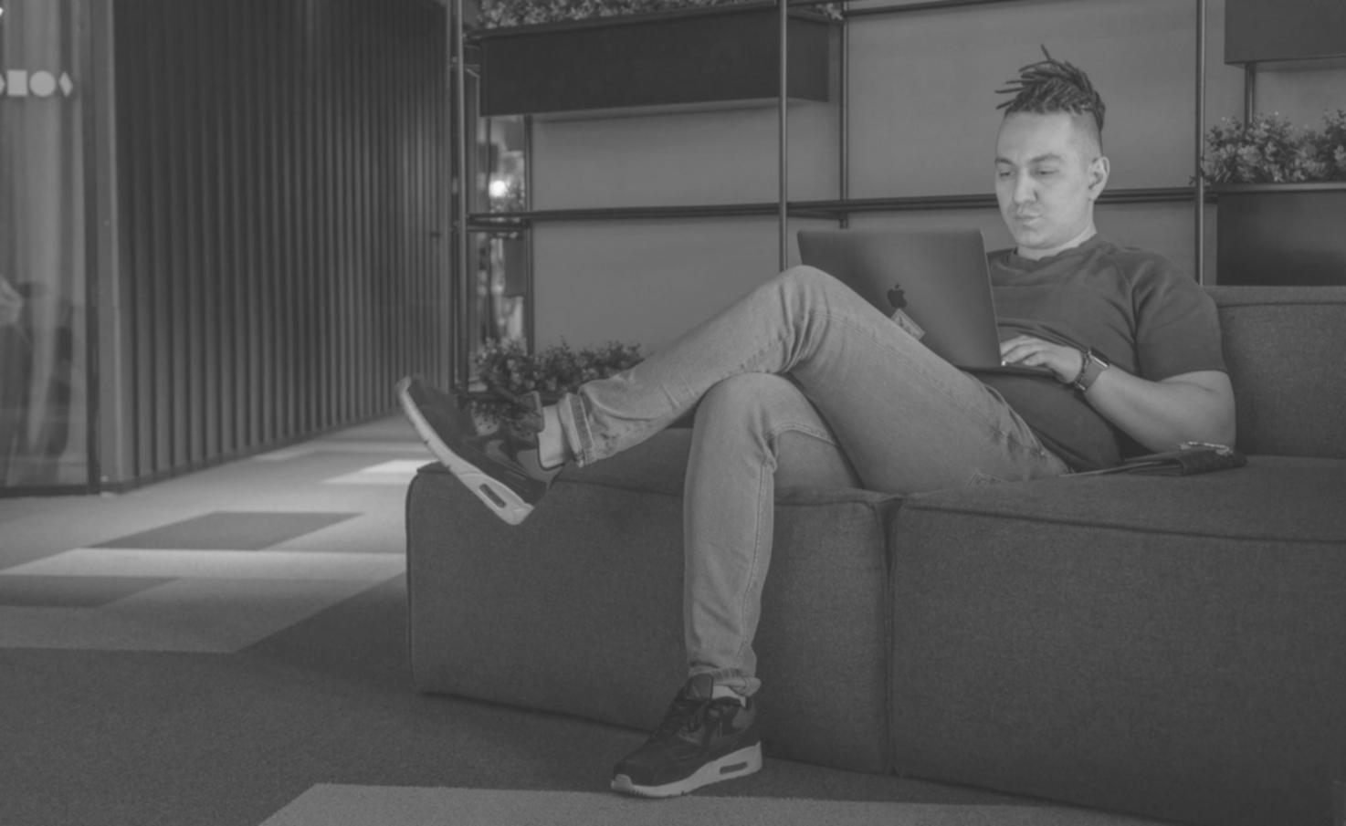 Espacio tranquilo para práctica de yoga con iluminación natural